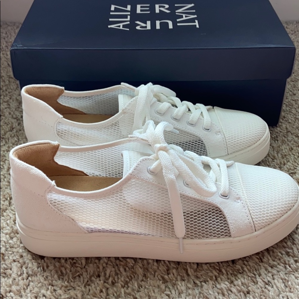 9 NATURALIZER TANNER SNEAKER. White